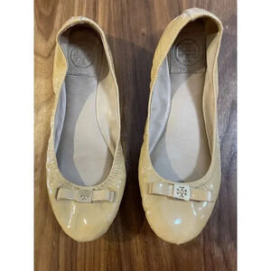 Tory Burch Eddie Logo Bow‎ Patent Ballerina Flat, Nude Size 7